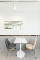 화이트와 골드가 어우러진 모던 카페 인테리어